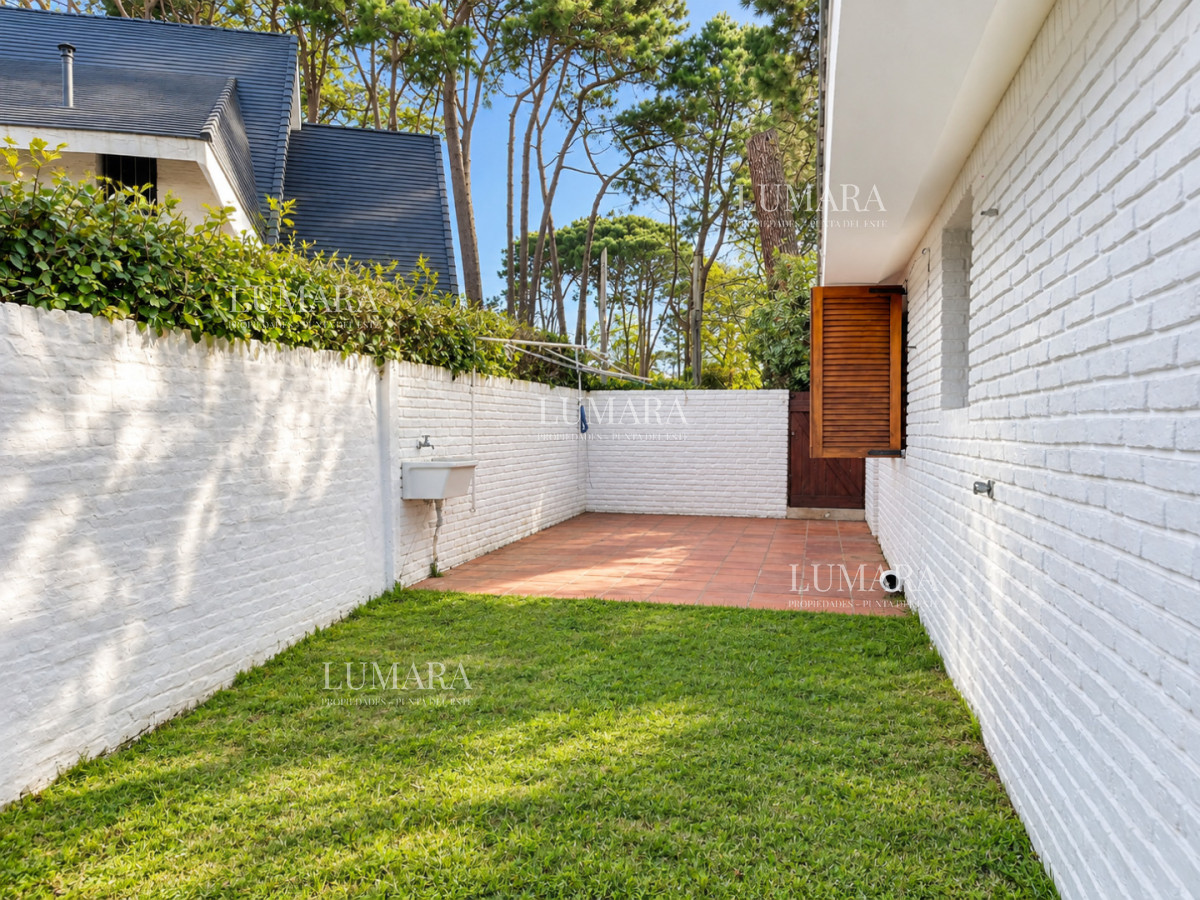 Casa ID.454 - Alquiler temporario de casa de tres dormitorios con piscina en Barrio Lugano a pasos de Punta Shopping, Punta del Este