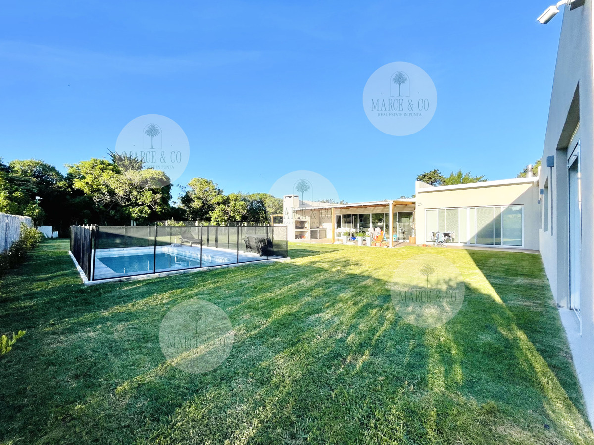 Casa ID.9 - Moderna Casa de 4 Dormitorios, Piscina Climatizada y Parrillero en Punta Ballena, Barrio Semi Privado
