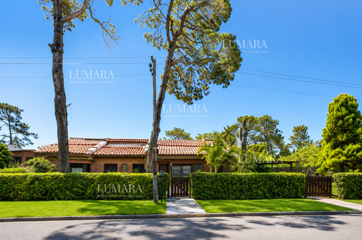 Casa ID.3996 - Casa de categoría en Playa Mansa a 800 metros del mar, 5 Dormitorios, Piscina Climatizada y Barbacoa. Punta del Este