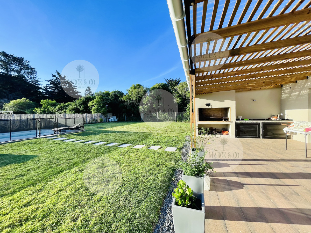 Casa ID.9 - Moderna Casa de 4 Dormitorios, Piscina Climatizada y Parrillero en Punta Ballena, Barrio Semi Privado