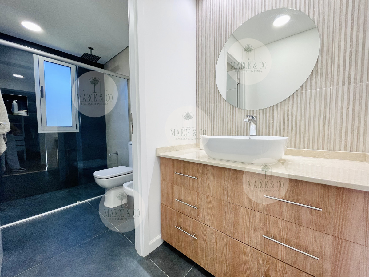 Casa ID.9 - Moderna Casa de 4 Dormitorios, Piscina Climatizada y Parrillero en Punta Ballena, Barrio Semi Privado