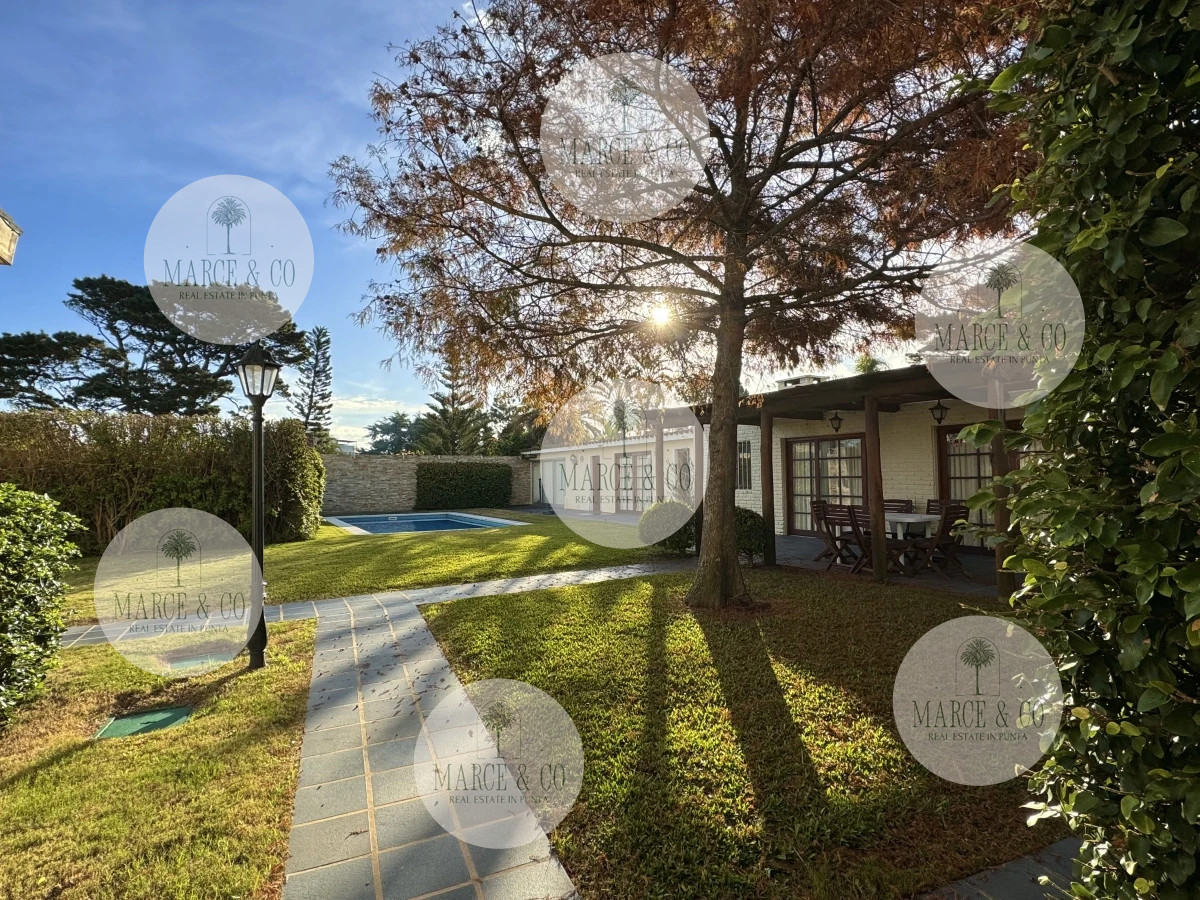 Casa ID.2282 - Moderna Casa de 4 Dormitorios en Playa Mansa a 150 metros del Mar