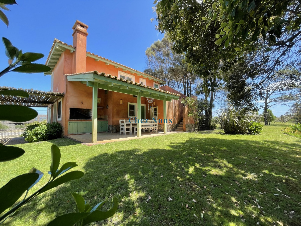 Casa ID.418 - Venta de casa amplia de construcción sólida sobre primera fila de Mar en La Juanita, José Ignacio