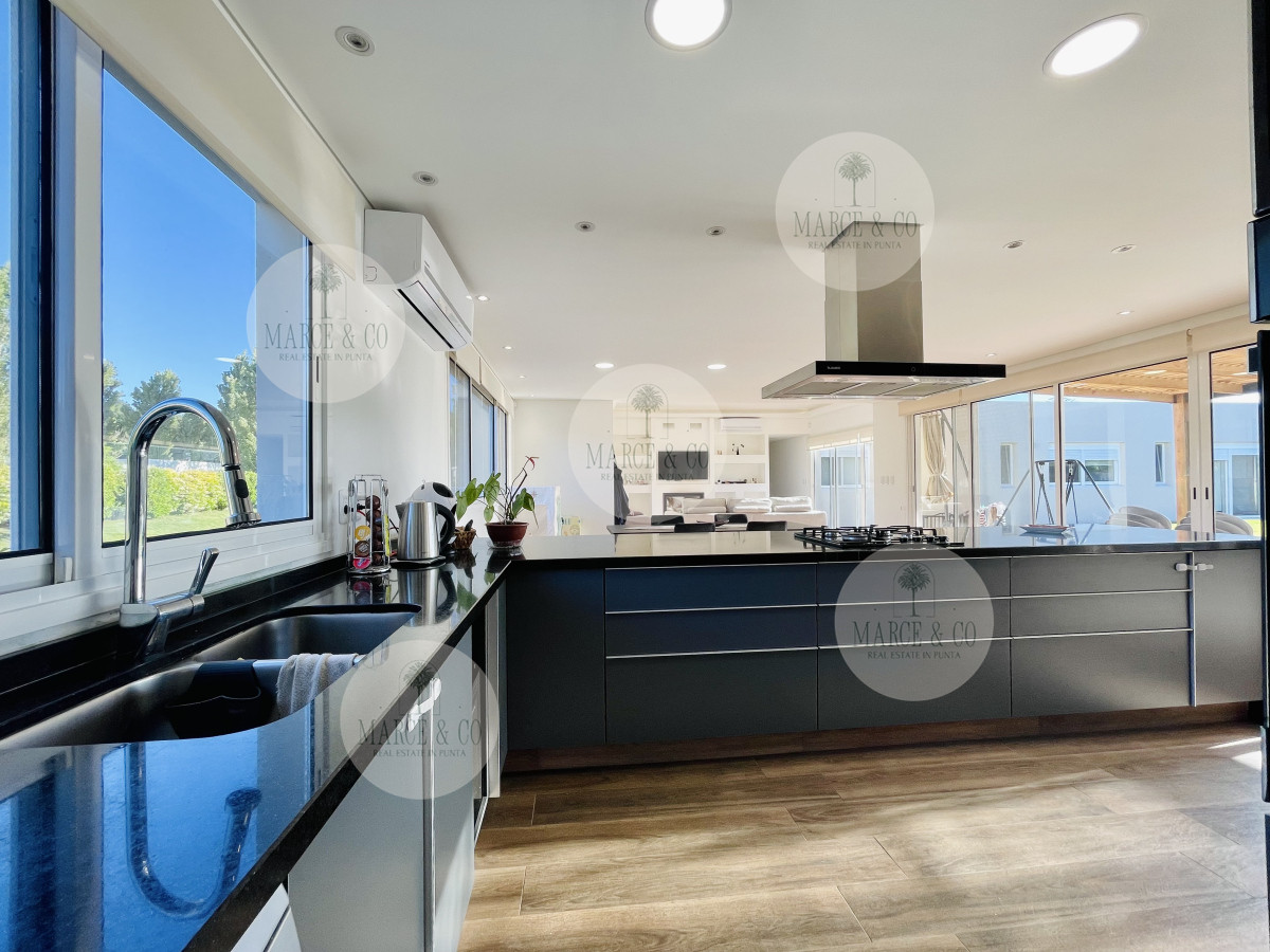 Casa ID.9 - Moderna Casa de 4 Dormitorios, Piscina Climatizada y Parrillero en Punta Ballena, Barrio Semi Privado