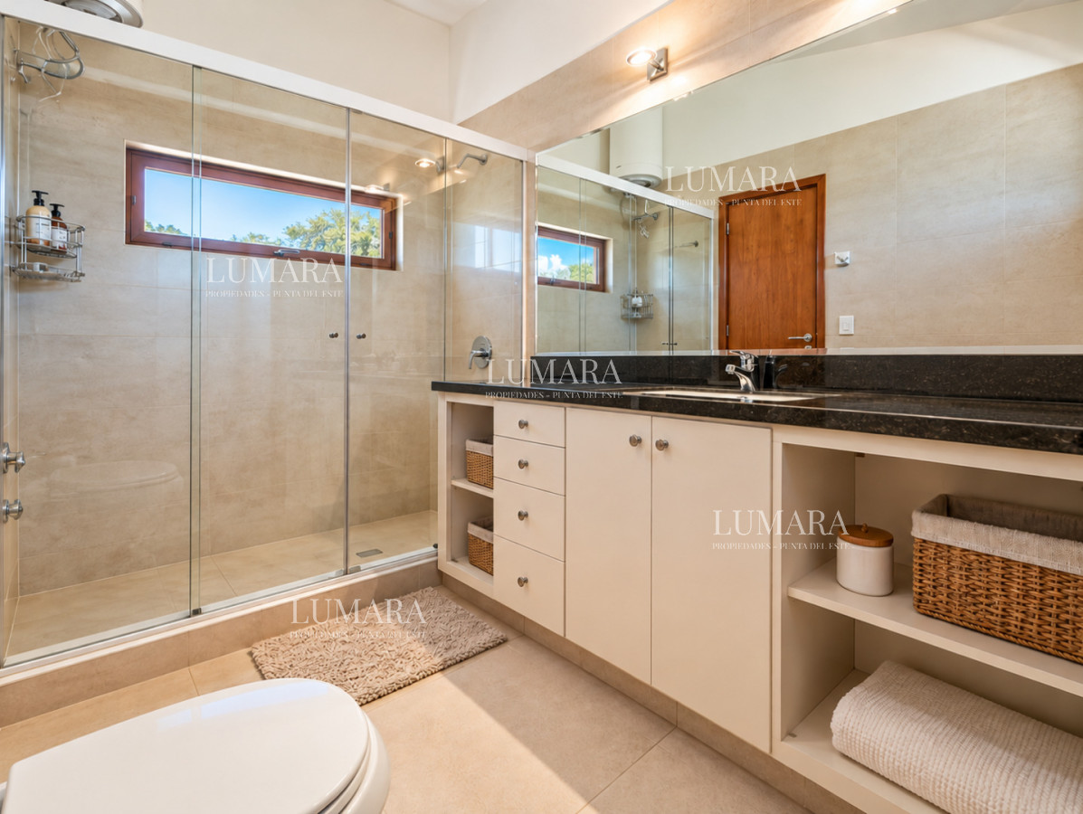 Casa ID.738 - Excelente Casa de 4 Dormitorios y Piscina a una Cuadra del Mar 