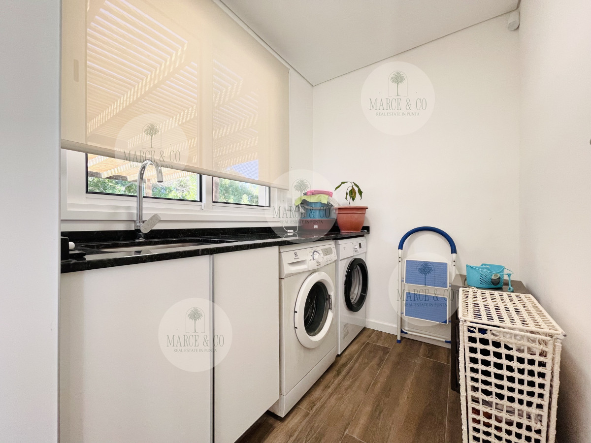 Casa ID.9 - Moderna Casa de 4 Dormitorios, Piscina Climatizada y Parrillero en Punta Ballena, Barrio Semi Privado