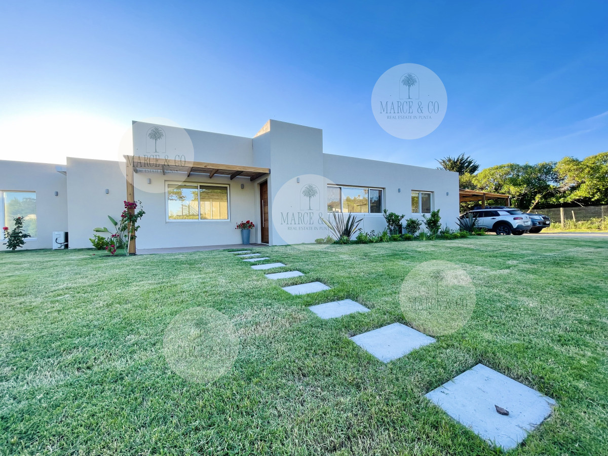 Casa ID.9 - Moderna Casa de 4 Dormitorios, Piscina Climatizada y Parrillero en Punta Ballena, Barrio Semi Privado