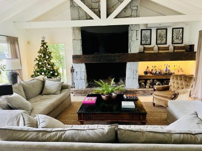 Excelente casa moderna de 4 Dormitorios más dependencia en barrio privado Pinar del Faro, José Ignacio 