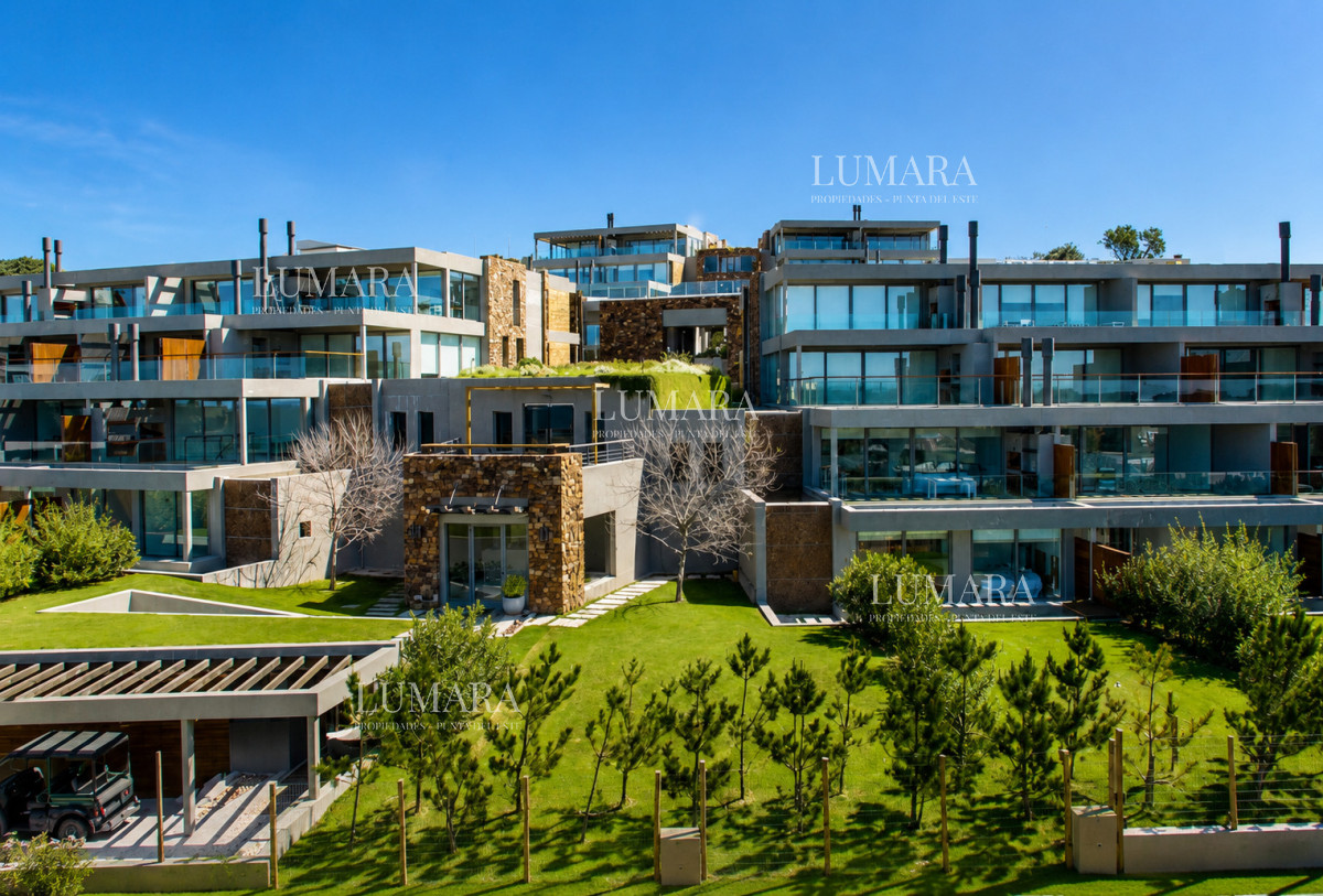 Apartamento ID.3584 - Apartamento de 3 Dormitorios, Parrillero de uso exclusivo y Jardín en Punta Ballena, Punta del Este