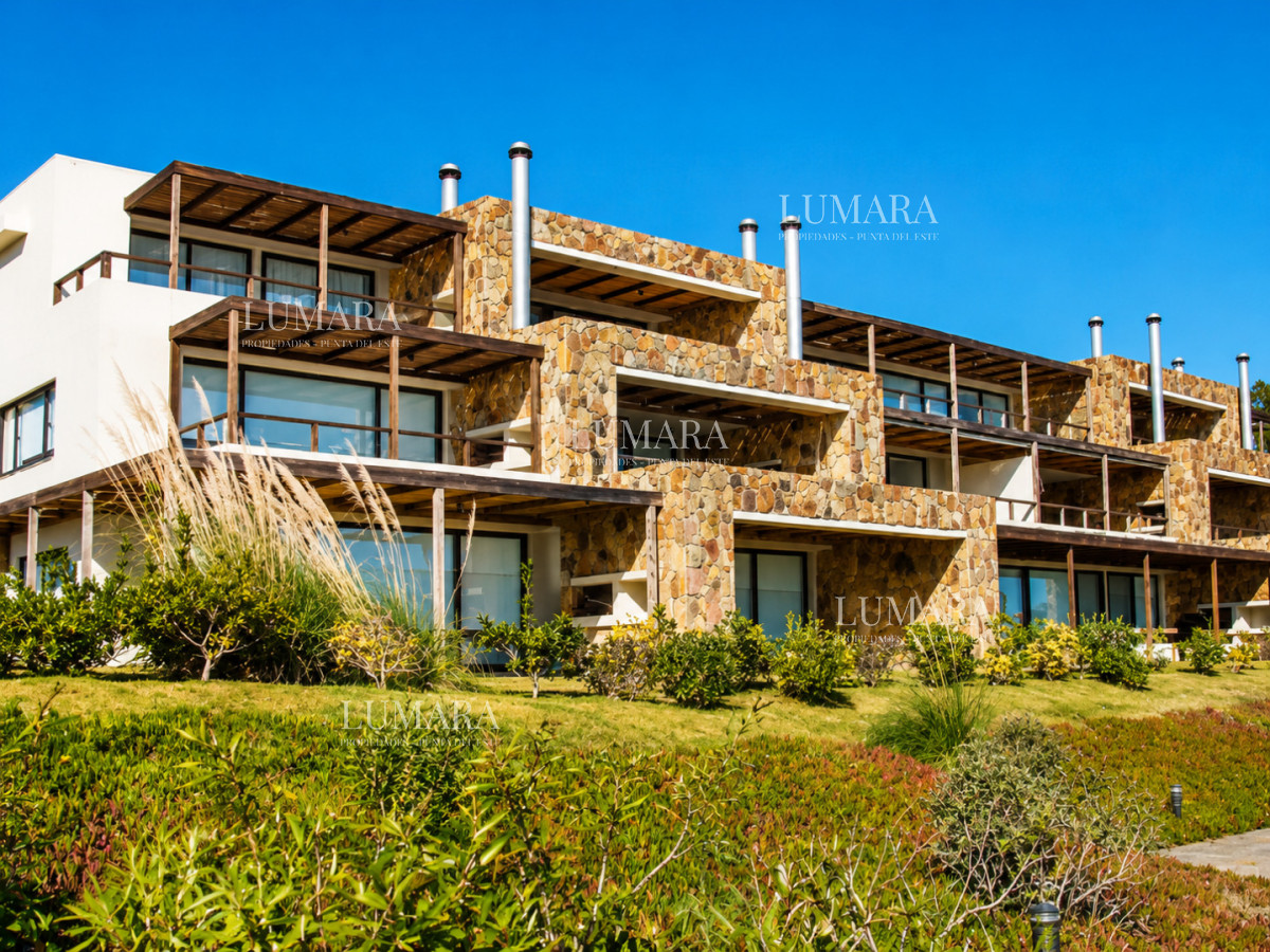 Apartamento ID.3588 - Excelente y amplio departamento duplex en venta de 3 dormitorios mas dependencia con parrillero, Punta Ballena