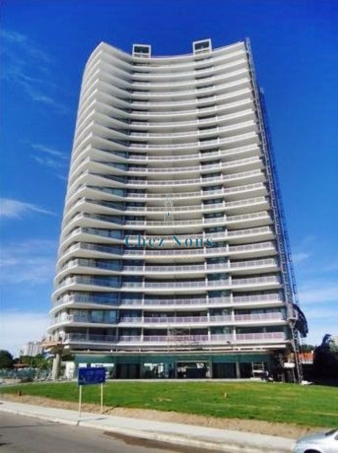 Apartamento ID.1221 - Alquiler temporal de apartamento de dos dormitorios con dos baños en Playa Mansa, Punta del Este
