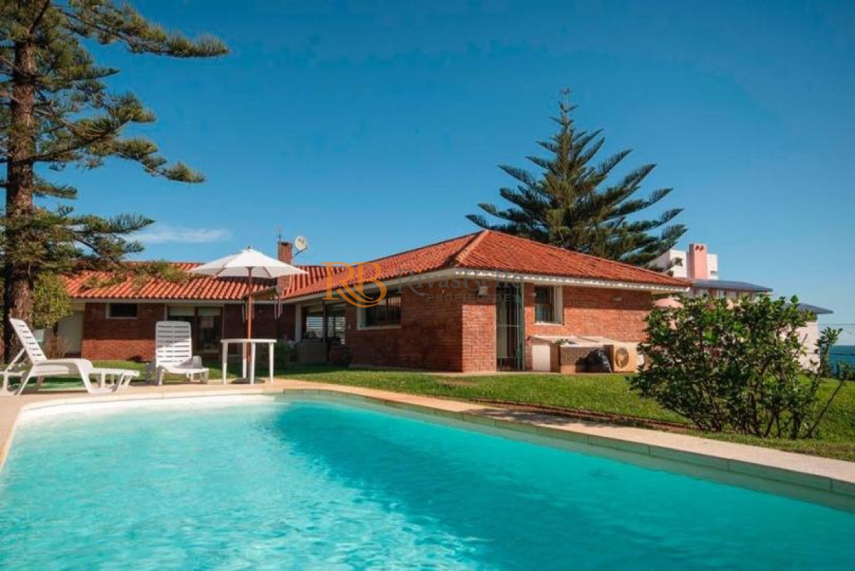 Casa ID.79 - Excelente Casa de 4 Dormitorios y Piscina a una Cuadra del Mar 