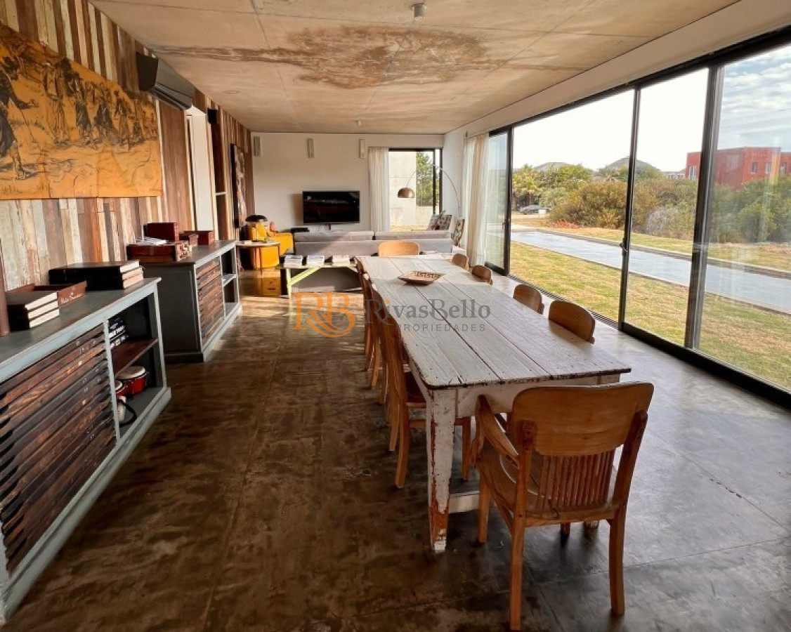 Casa ID.74 - Venta y alquiler temporario de maravillosa casa a pasos del Mar con cinco dormitorios en suite, Punta Piedras, Manantiales
