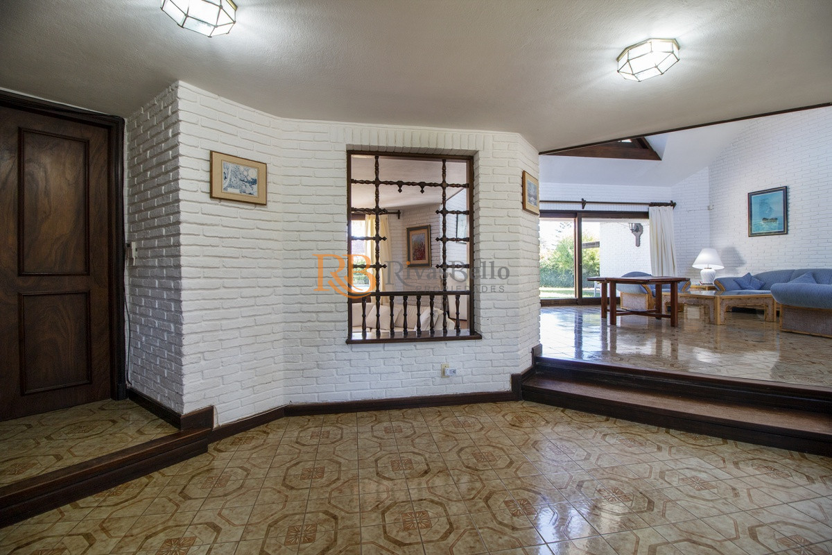 Casa ID.72 - Venta de Casa de 4 Dormitorios y Piscina con gran parque en Playa Mansa, Punta del Este