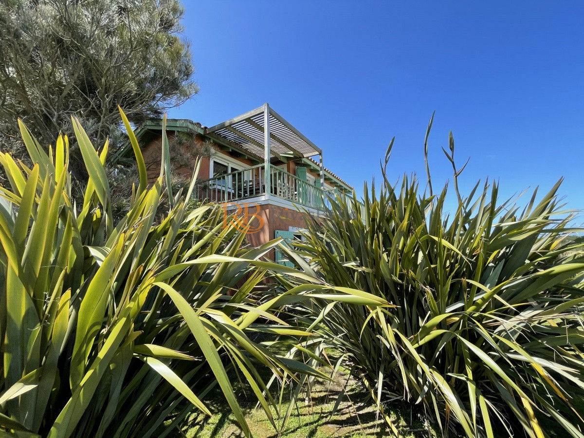 Casa ID.78 - Venta de casa amplia de construcción sólida sobre primera fila de Mar en La Juanita, José Ignacio