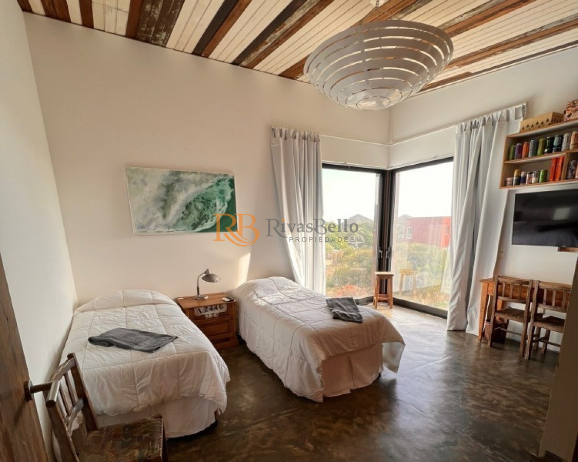 Casa ID.74 - Venta y alquiler temporario de maravillosa casa a pasos del Mar con cinco dormitorios en suite, Punta Piedras, Manantiales