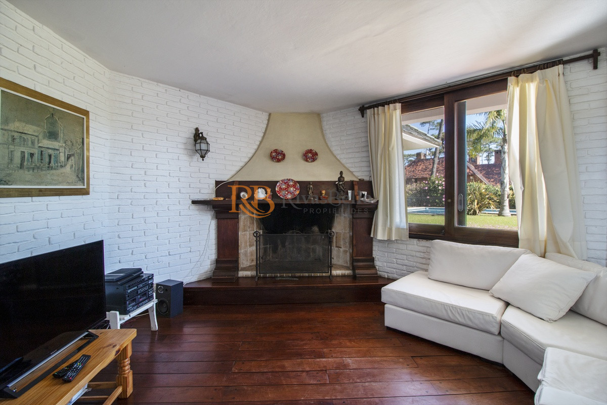 Casa ID.72 - Venta de Casa de 4 Dormitorios y Piscina con gran parque en Playa Mansa, Punta del Este