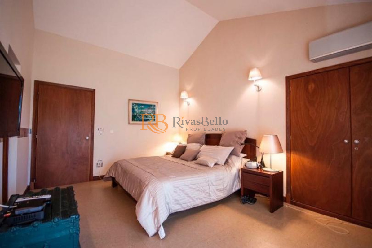 Casa ID.79 - Excelente Casa de 4 Dormitorios y Piscina a una Cuadra del Mar 