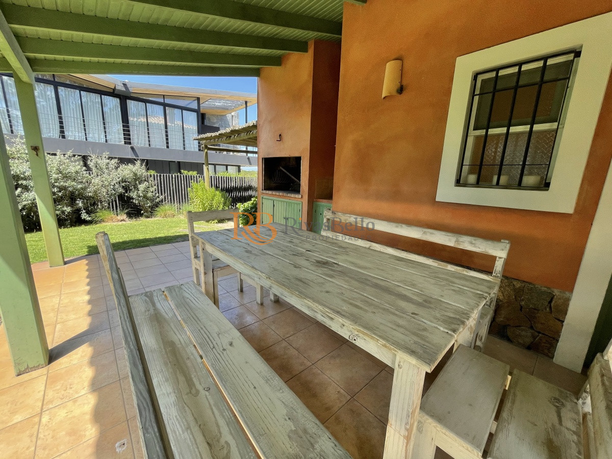 Casa ID.78 - Venta de casa amplia de construcción sólida sobre primera fila de Mar en La Juanita, José Ignacio