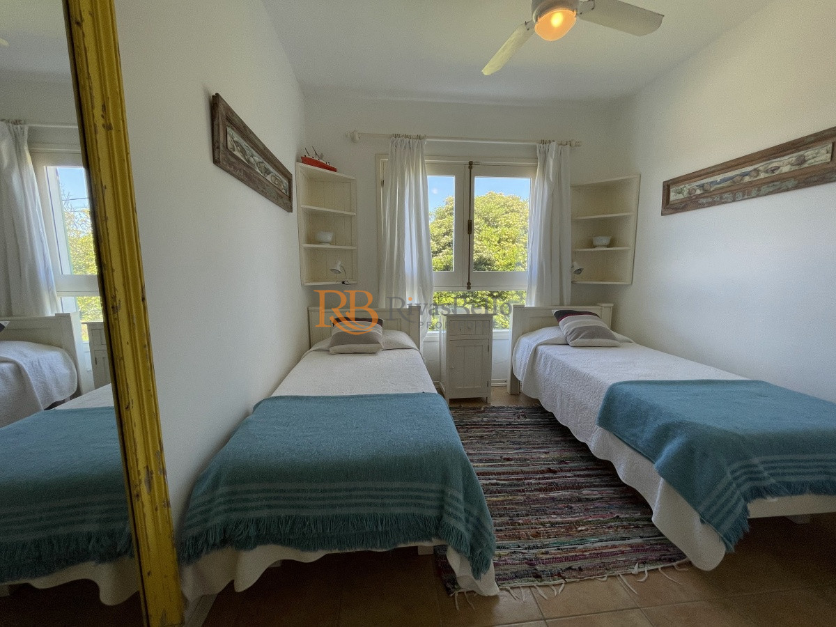Casa ID.78 - Venta de casa amplia de construcción sólida sobre primera fila de Mar en La Juanita, José Ignacio