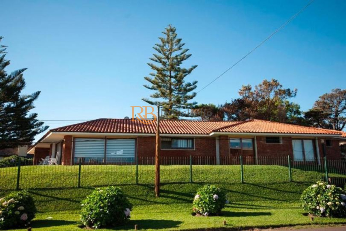 Casa ID.79 - Excelente Casa de 4 Dormitorios y Piscina a una Cuadra del Mar 