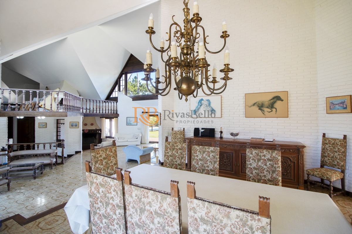 Casa ID.72 - Venta de Casa de 4 Dormitorios y Piscina con gran parque en Playa Mansa, Punta del Este