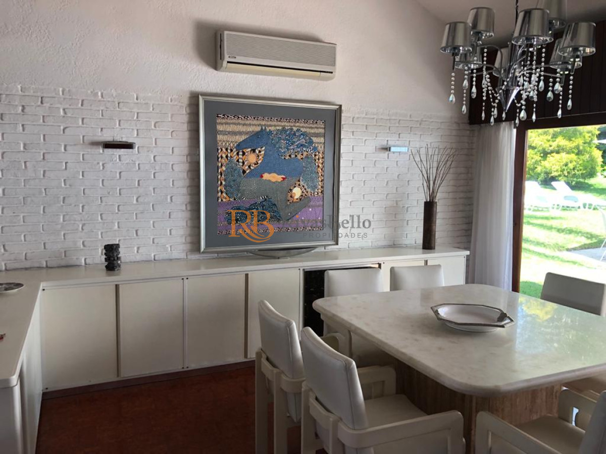 Casa ID.57 - Excelente Casa de 7 Dormitorios, Piscina, Barbacoa y Dependencia en Punta del Este
