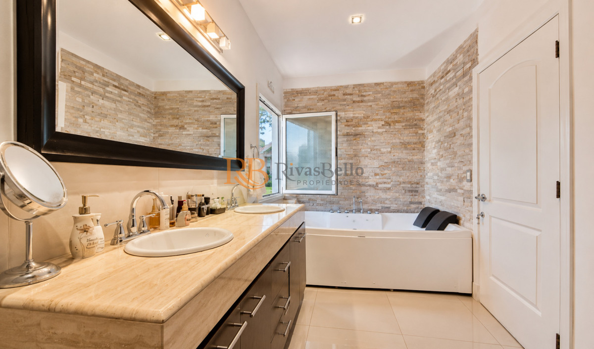 Casa ID.69 - Excelente Casa de 5 Dormitorios en Barrio Privado La Arbolada, Punta del Este