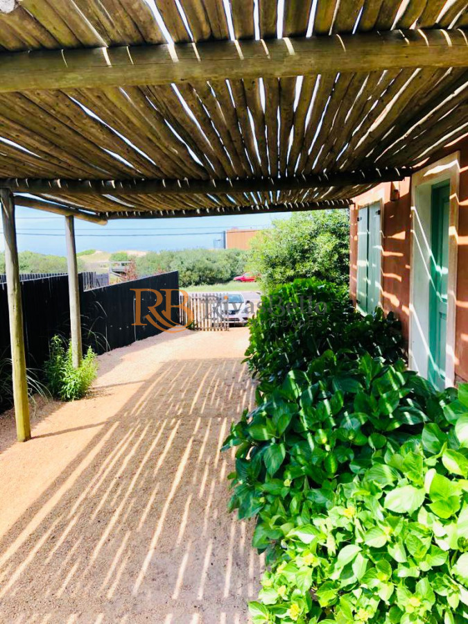 Casa ID.78 - Venta de casa amplia de construcción sólida sobre primera fila de Mar en La Juanita, José Ignacio