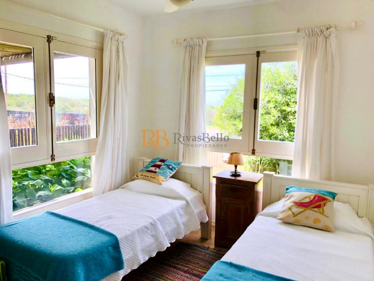 Casa ID.78 - Venta de casa amplia de construcción sólida sobre primera fila de Mar en La Juanita, José Ignacio