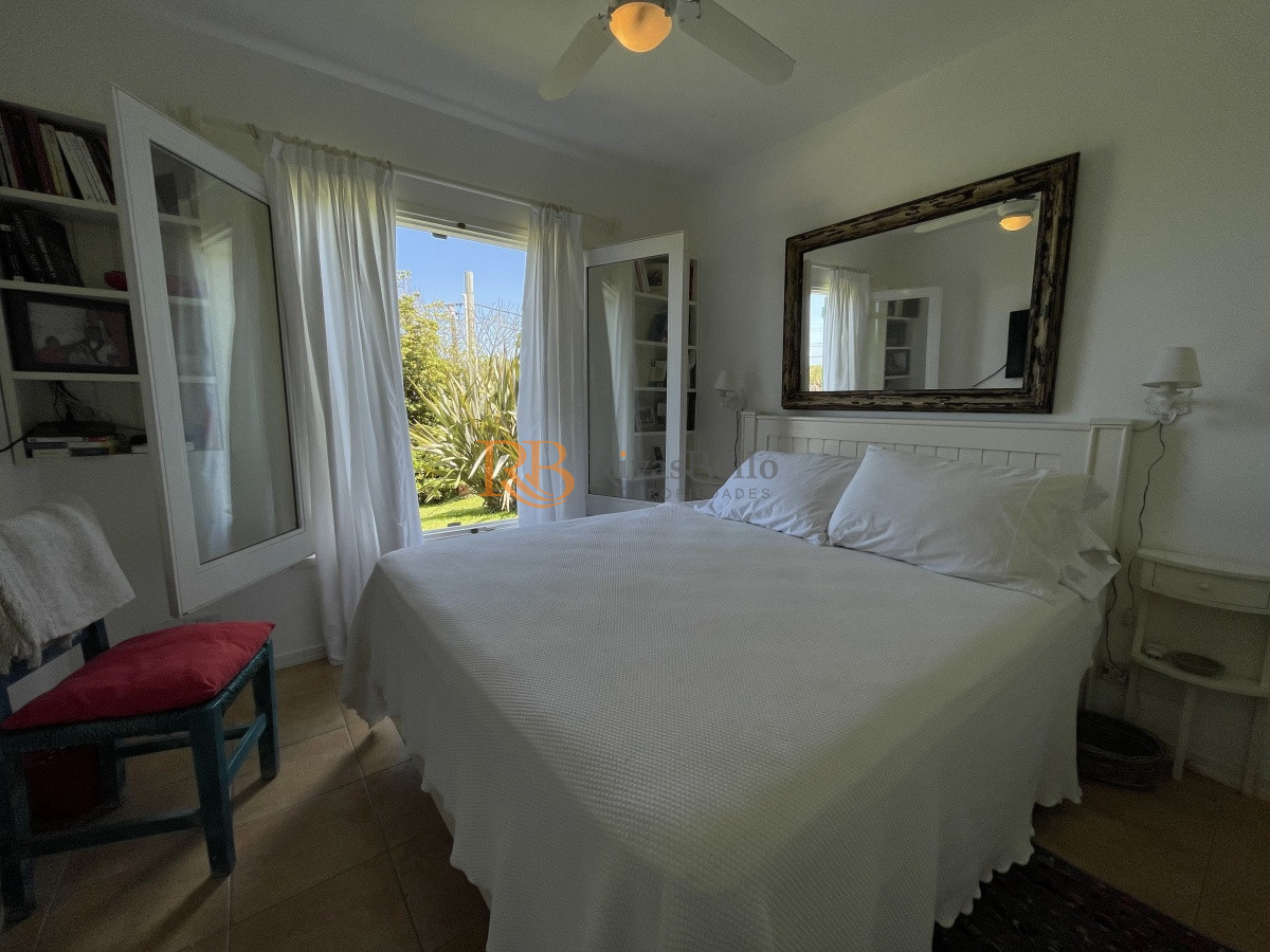 Casa ID.78 - Venta de casa amplia de construcción sólida sobre primera fila de Mar en La Juanita, José Ignacio
