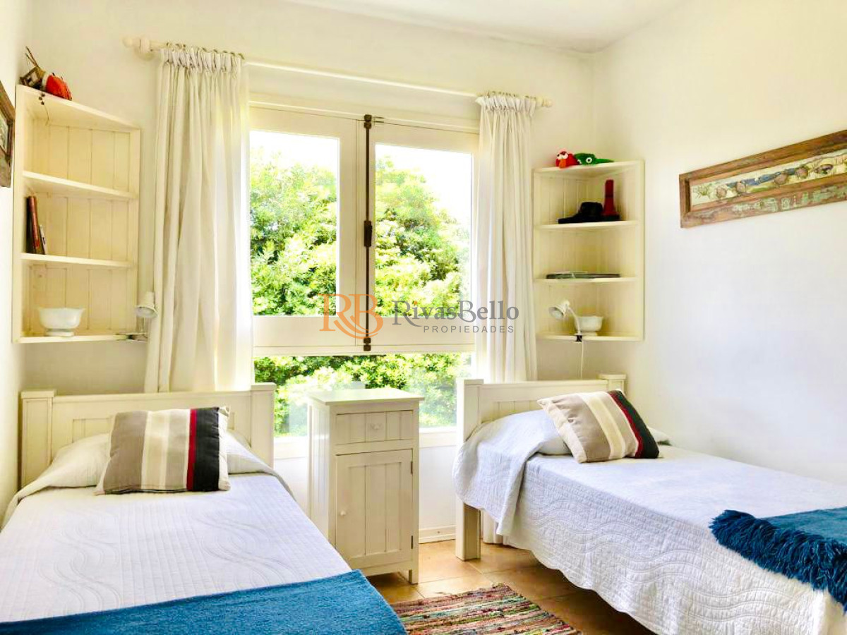 Casa ID.78 - Venta de casa amplia de construcción sólida sobre primera fila de Mar en La Juanita, José Ignacio