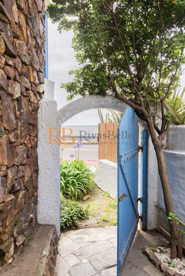 Casa ID.71 - Gran Casa en Venta sobre el Mar de 5 Dormitorios y Dependencia en Península, Punta del Este