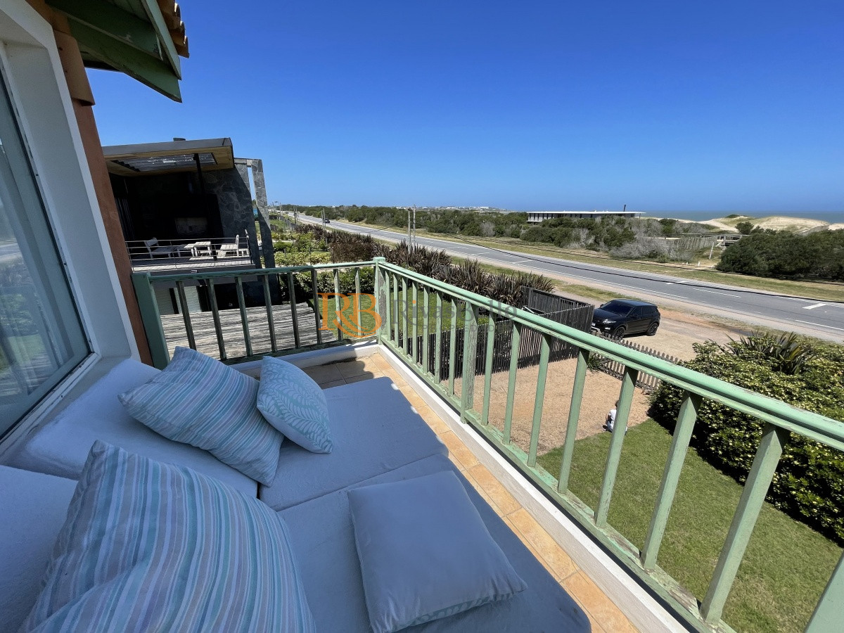 Casa ID.78 - Venta de casa amplia de construcción sólida sobre primera fila de Mar en La Juanita, José Ignacio