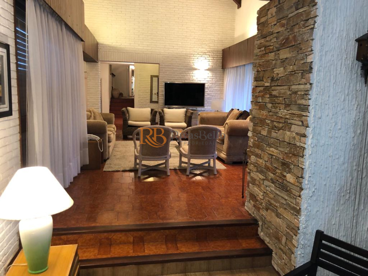 Casa ID.57 - Excelente Casa de 7 Dormitorios, Piscina, Barbacoa y Dependencia en Punta del Este
