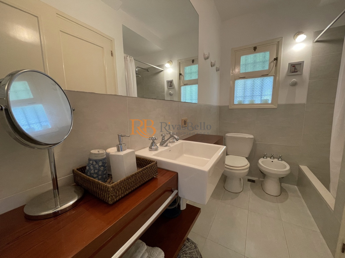 Casa ID.78 - Venta de casa amplia de construcción sólida sobre primera fila de Mar en La Juanita, José Ignacio
