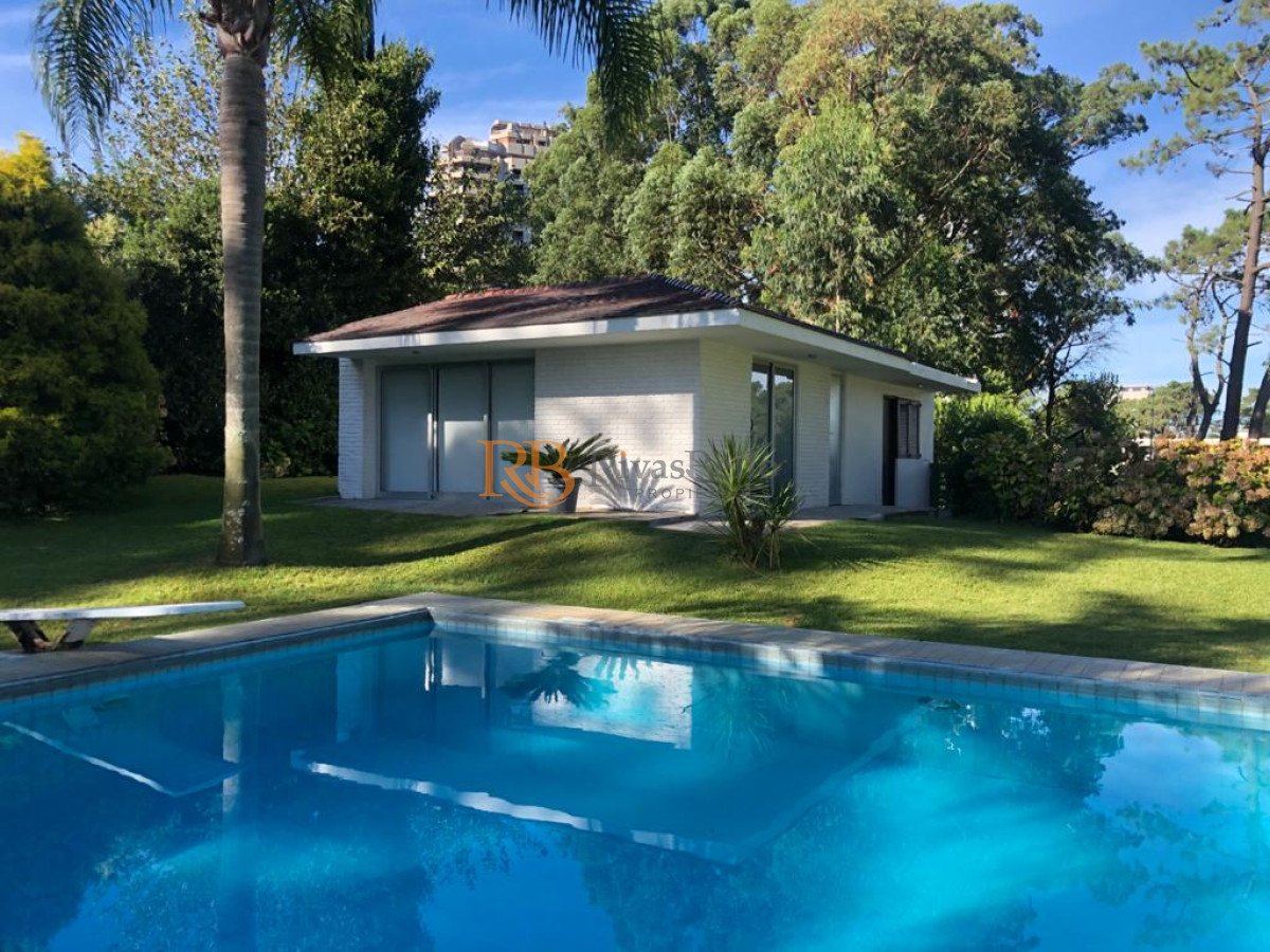 Casa ID.57 - Excelente Casa de 7 Dormitorios, Piscina, Barbacoa y Dependencia en Punta del Este