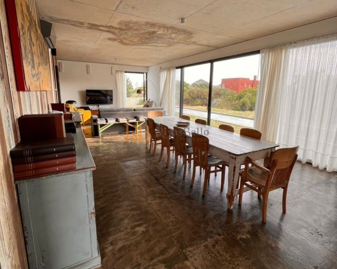 Casa ID.74 - Venta y alquiler temporario de maravillosa casa a pasos del Mar con cinco dormitorios en suite, Punta Piedras, Manantiales