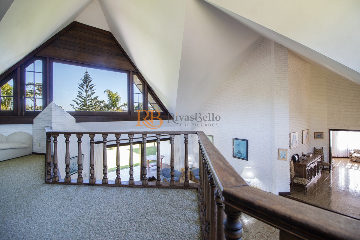 Casa ID.72 - Venta de Casa de 4 Dormitorios y Piscina con gran parque en Playa Mansa, Punta del Este
