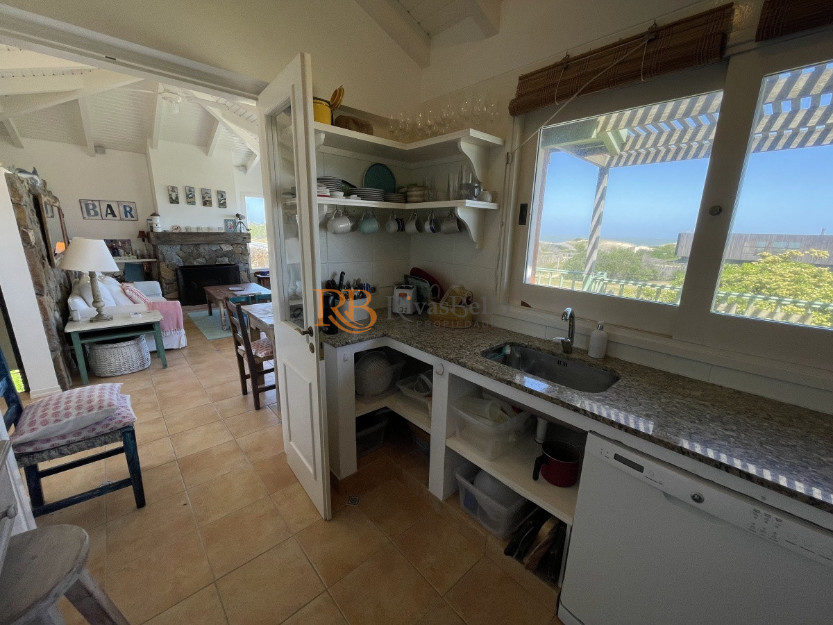 Casa ID.78 - Venta de casa amplia de construcción sólida sobre primera fila de Mar en La Juanita, José Ignacio