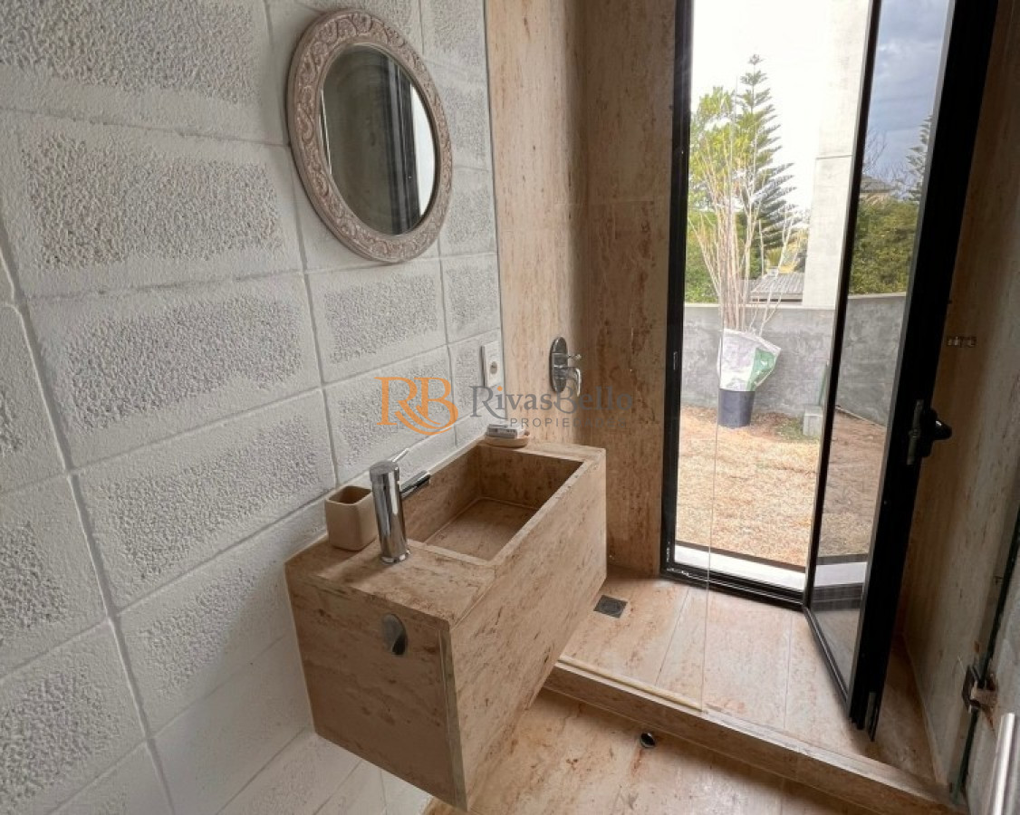 Casa ID.74 - Venta y alquiler temporario de maravillosa casa a pasos del Mar con cinco dormitorios en suite, Punta Piedras, Manantiales