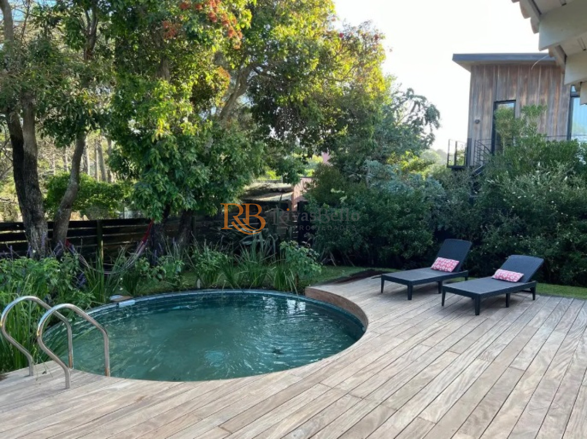 Casa ID.78 - Venta de casa amplia de construcción sólida sobre primera fila de Mar en La Juanita, José Ignacio