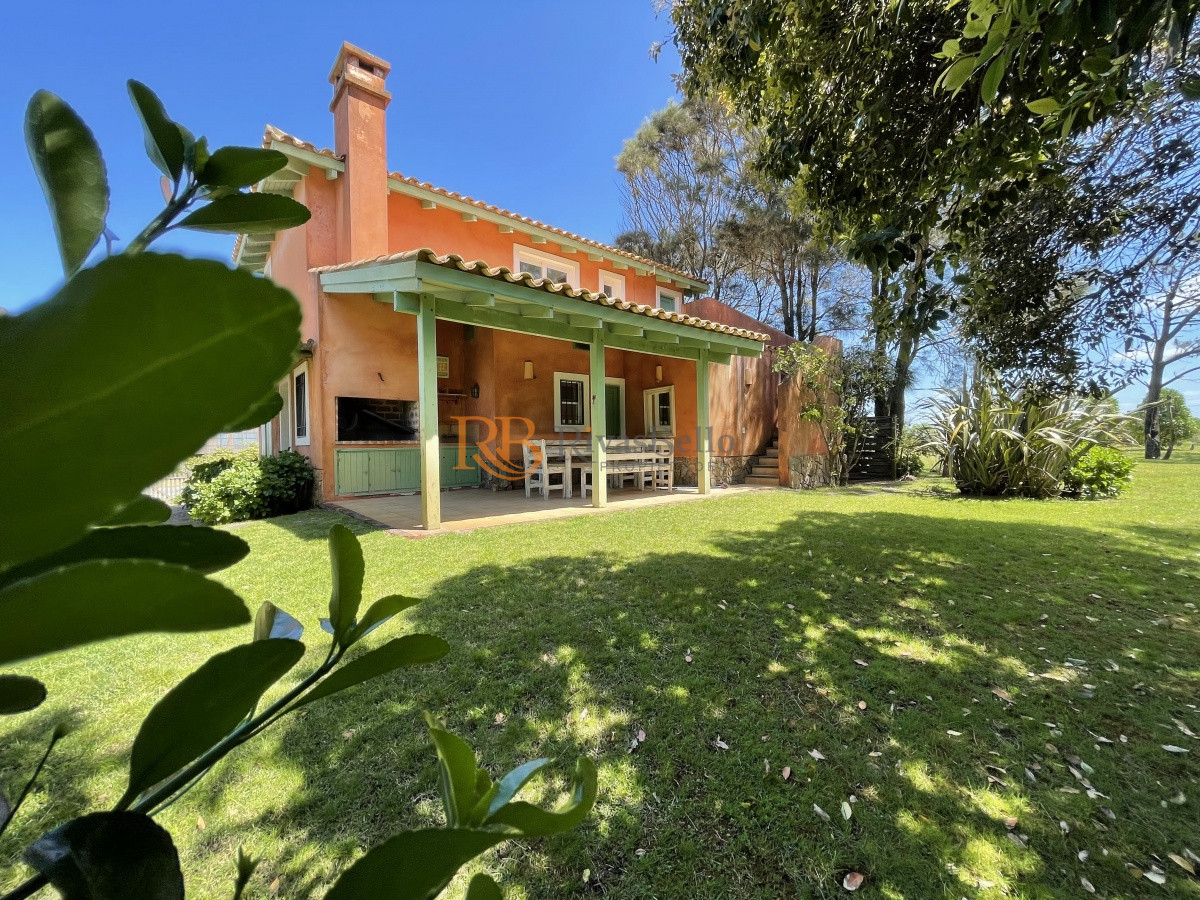 Casa ID.78 - Venta de casa amplia de construcción sólida sobre primera fila de Mar en La Juanita, José Ignacio