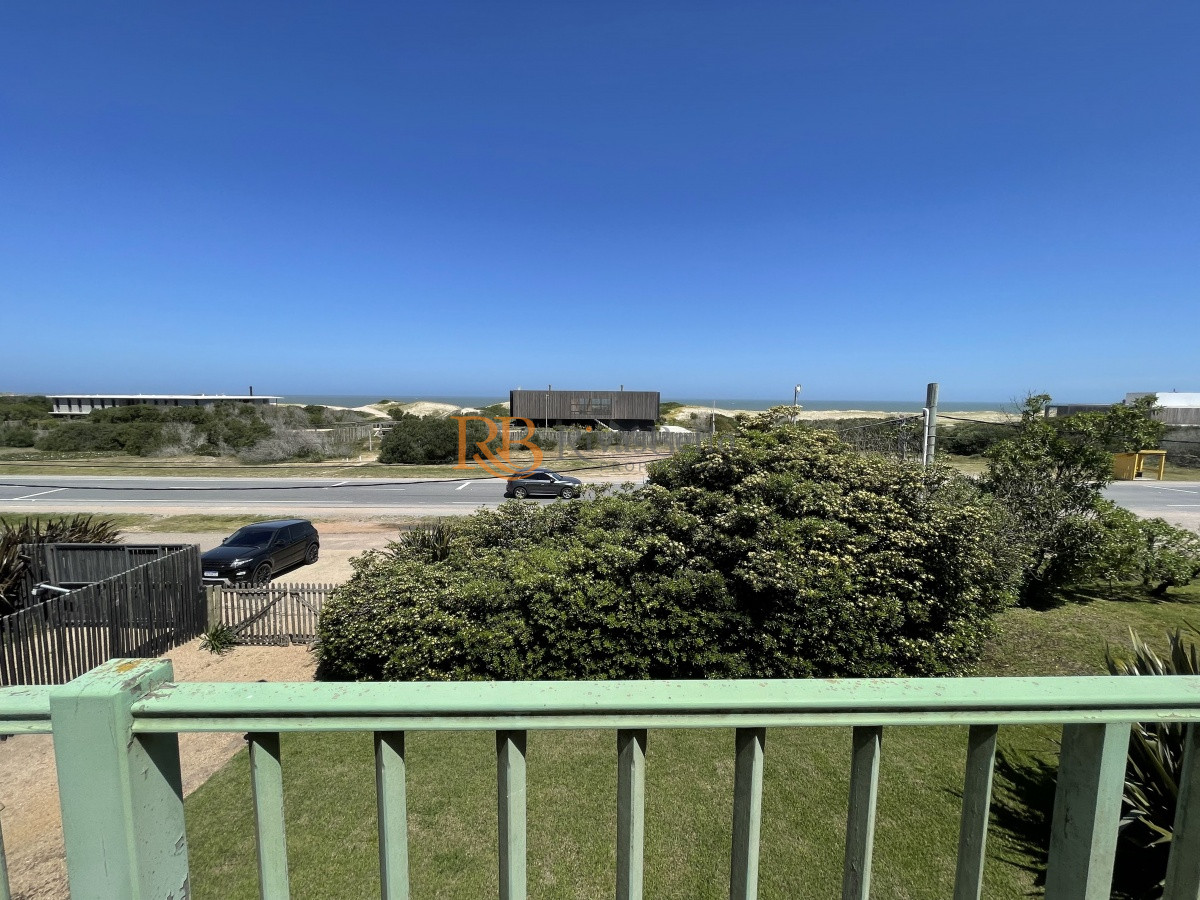 Casa ID.78 - Venta de casa amplia de construcción sólida sobre primera fila de Mar en La Juanita, José Ignacio