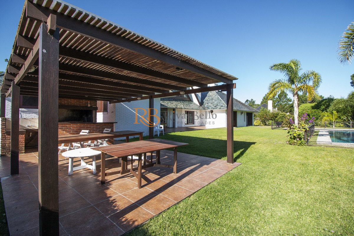 Casa ID.72 - Venta de Casa de 4 Dormitorios y Piscina con gran parque en Playa Mansa, Punta del Este