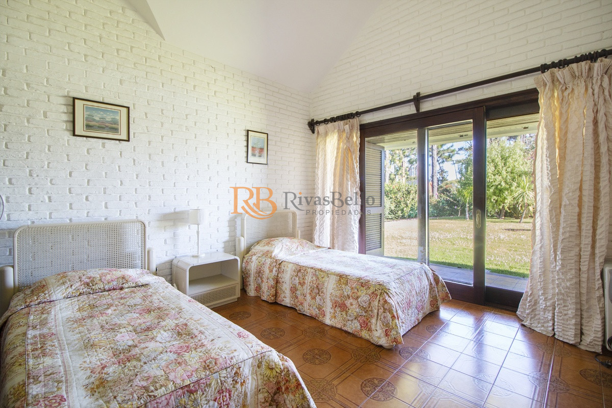 Casa ID.72 - Venta de Casa de 4 Dormitorios y Piscina con gran parque en Playa Mansa, Punta del Este