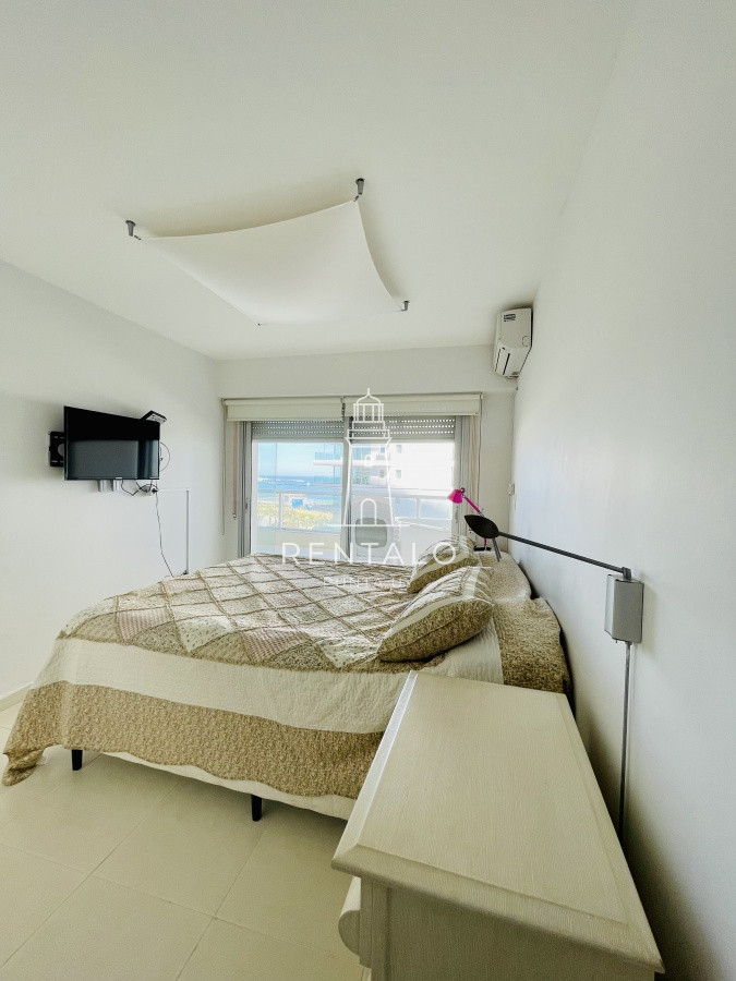 Apartamento ID.1029 - Apartamento de 2 Dormitorios a metros del mar y torre moderna, playa Mansa, Punta del Este