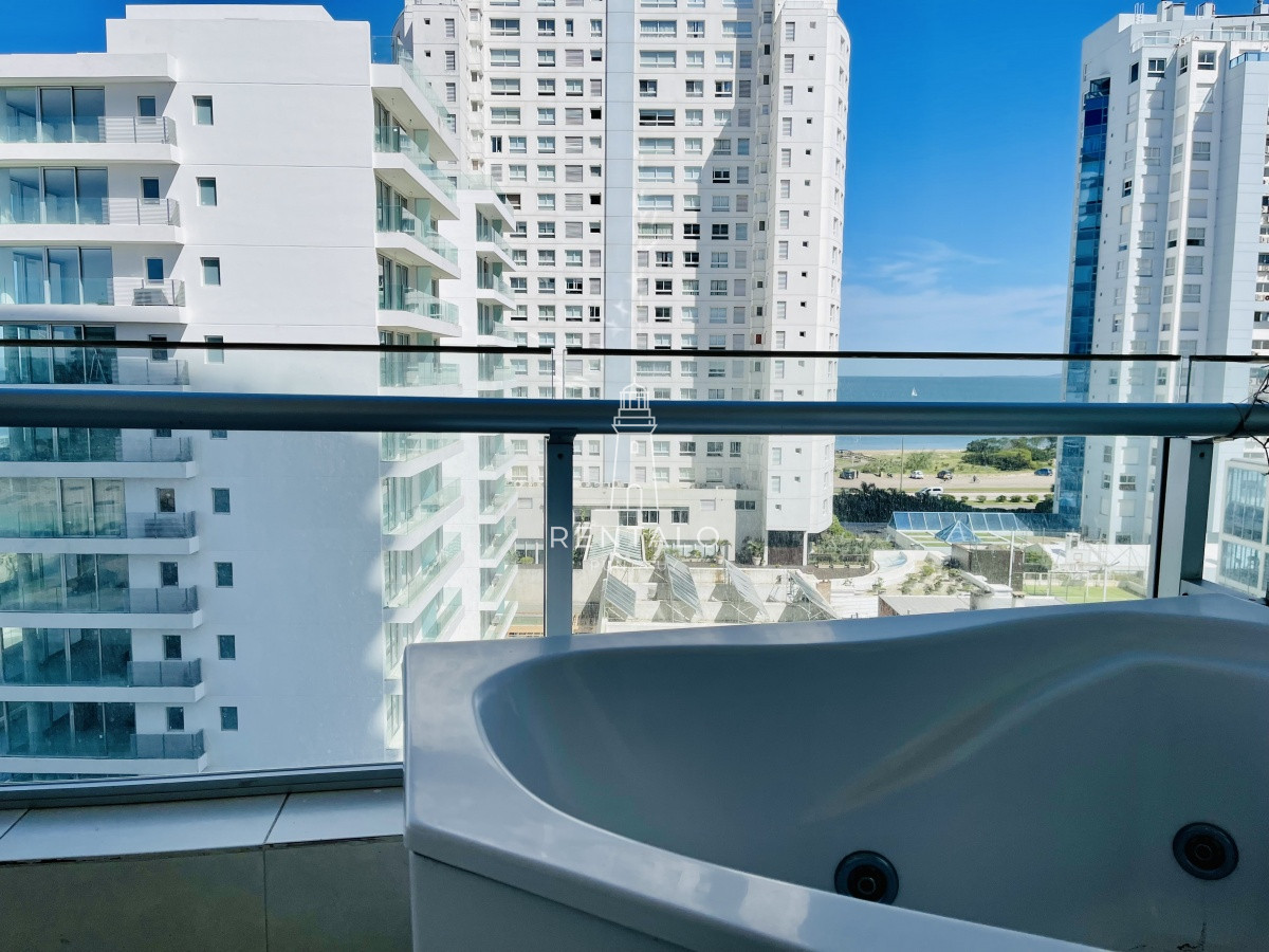 Apartamento ID.1029 - Apartamento de 2 Dormitorios a metros del mar y torre moderna, playa Mansa, Punta del Este
