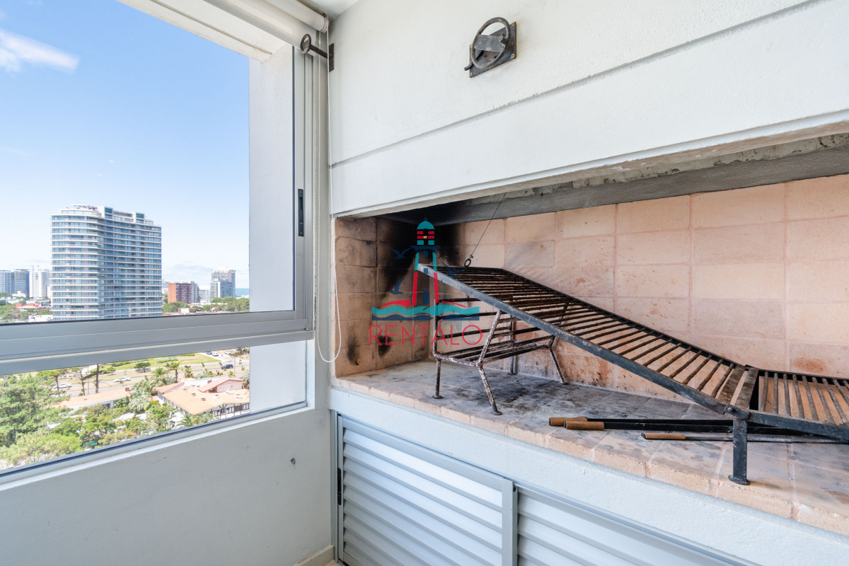 Apartamento ID.588 - Venta de Excelente Apartamento de 3 Dormitorios con Vista al Mar, Playa Mansa, Punta del Este