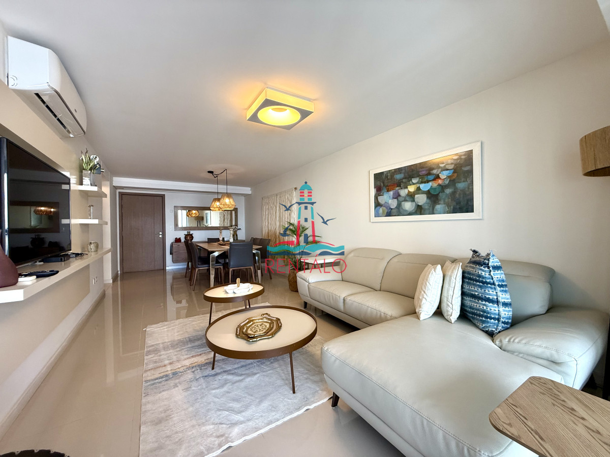 Apartamento ID.557 - Apartamento de 3 Dormitorios + Dependencia y Parrillero en Frente a Playa Brava, Punta del Este